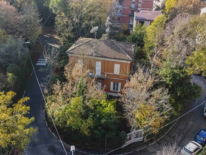 Casa con 8 locali in vendita in Via del Genio, Bologna