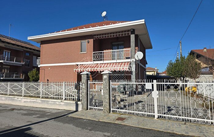 Casa con 8 locali in vendita in Via Narzole, Sommariva Del Bosco