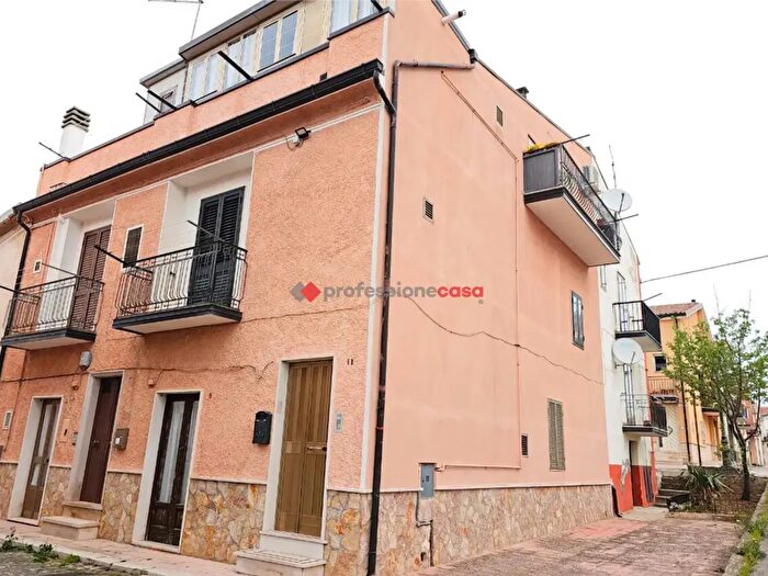 Casa bilocale in vendita in Via Petrarca, Rignano Garganico