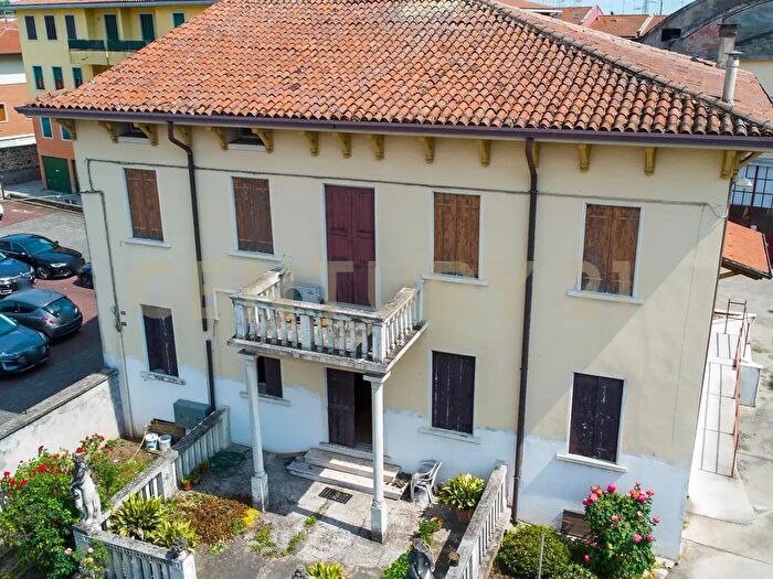 Casa con 10 locali in vendita in Viale Europa, Monteforte DAlpone
