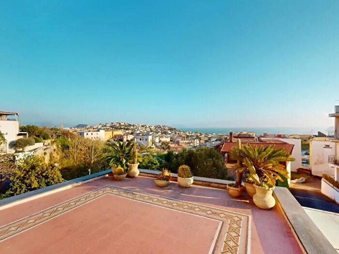Appartamento quadrilocale in vendita in Via Filomarino, Monte Di Procida