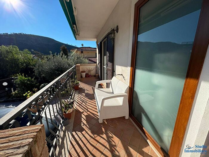 Casa con 8 locali in vendita in Via Querce, Fondi