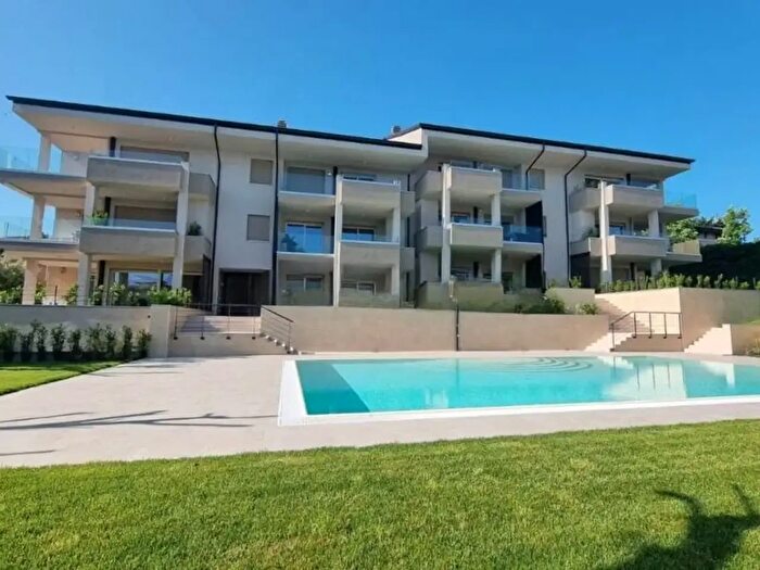 Appartamento trilocale in vendita in Desenzano Del Garda