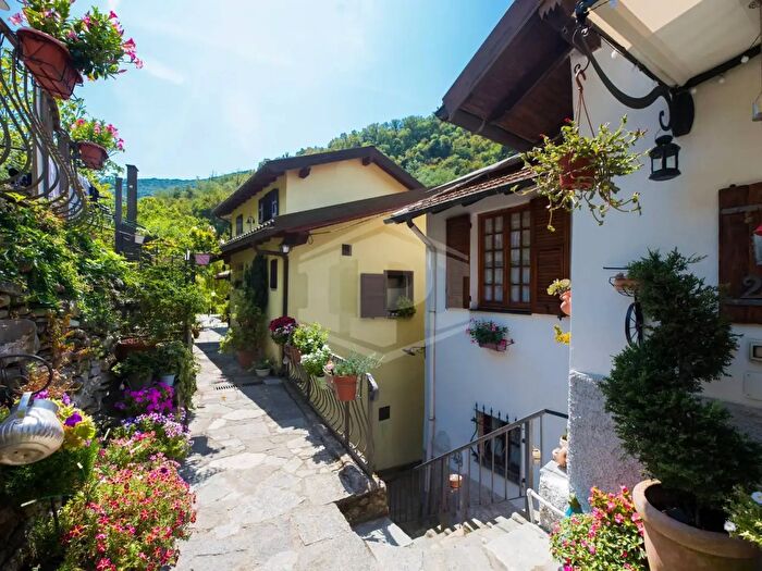 Casa con 8 locali in vendita in Via Pernecco, Serra Ricco'