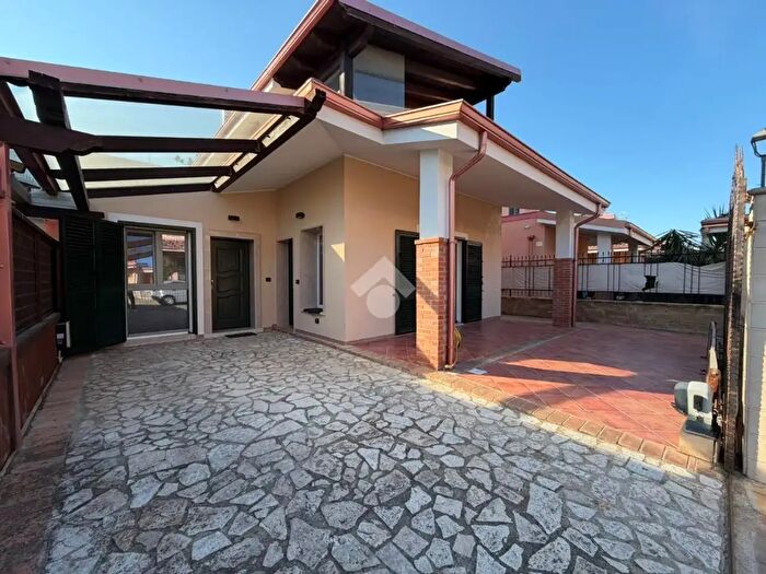 Casa quadrilocale in vendita in Via Papua, Crotone