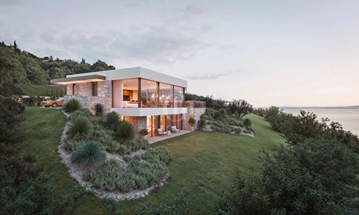 Casa con 5 locali in vendita in Torri Del Benaco