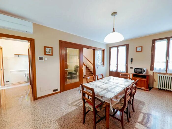 Casa quadrilocale in vendita in Via Lunga, Borgo Veneto
