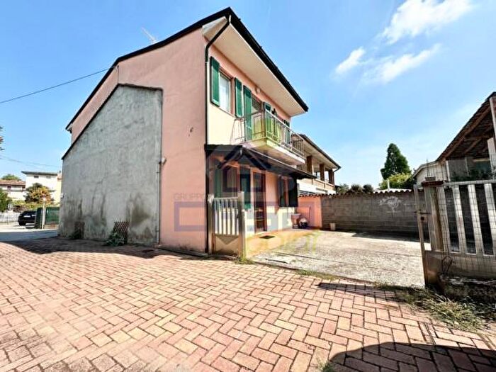 Casa con 5 locali in vendita in Via Verdi, San Bassano