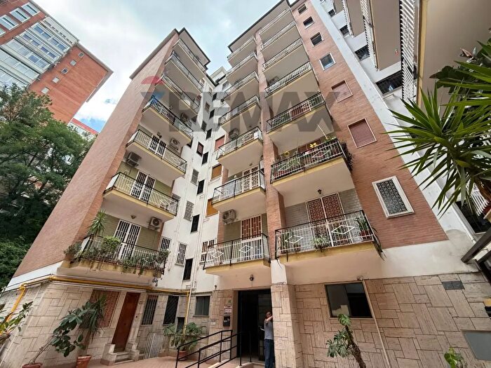 Appartamento con 5 locali in vendita in Napoli