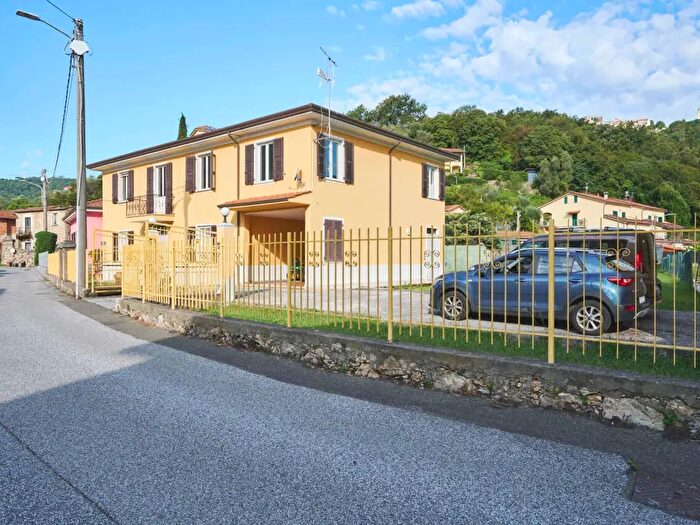 Casa con 14 locali in vendita in Arcola