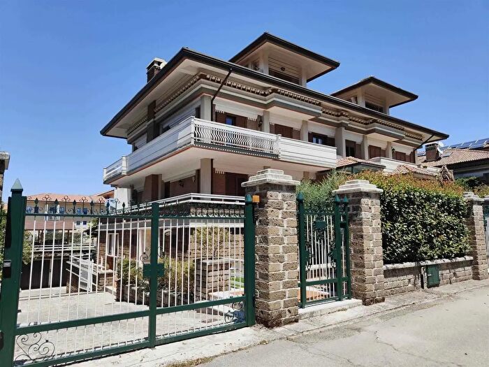 Casa con 6 locali in affitto in Contrada Archi, Avellino