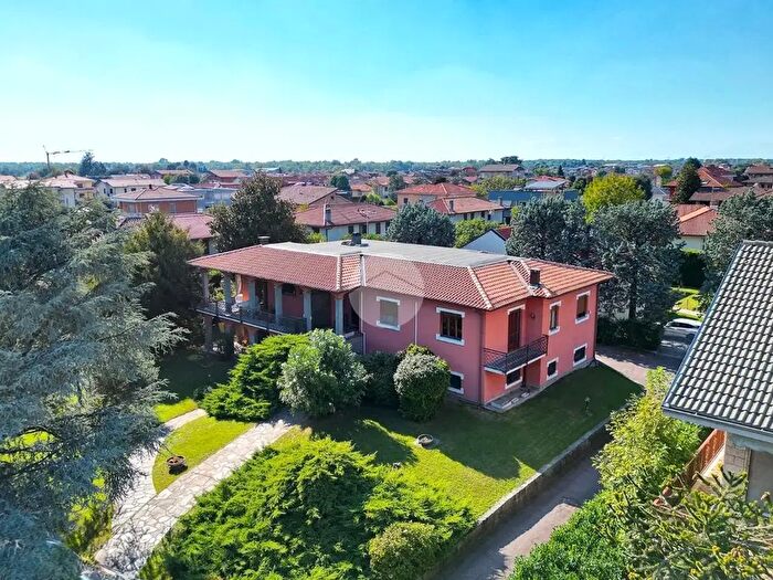 Casa con 5 locali in vendita in Via Caduti della Liberazione, Uboldo