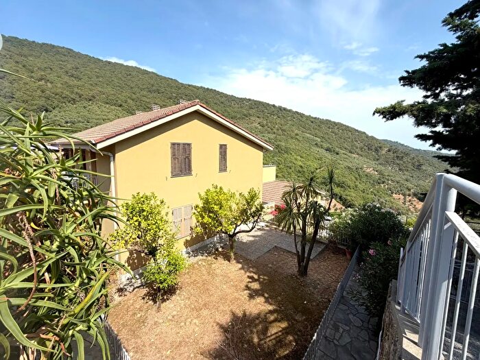 Appartamento trilocale in vendita in Via Villa Costa, Diano Arentino