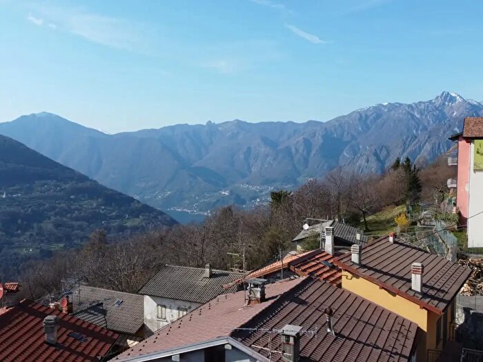 Casa con 9 locali in vendita in Piazza Fontana, Ponna