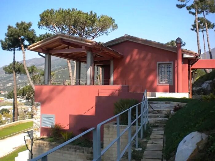 Casa quadrilocale in vendita in Pietrasanta