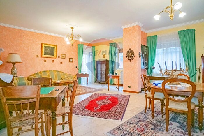 Appartamento con 13 locali in vendita in Via Vittorio Emanuele Orlando, Adrano