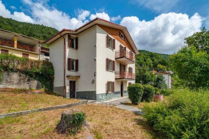 Casa con 6 locali in vendita in Via Coegia, Locatello