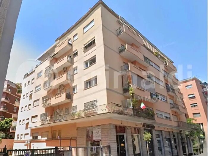 Appartamento trilocale in vendita in Via Ugo De Carolis, Roma