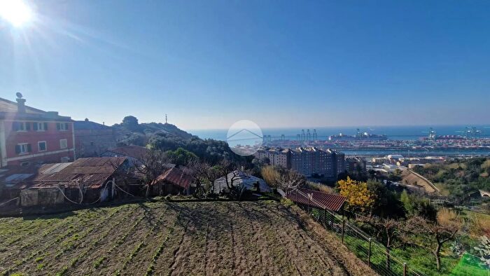 Casa con 7 locali in vendita in Via Scarpanto, Genova