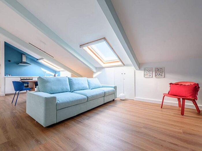 Appartamento trilocale in affitto in Via Giacinto Albino, Tribunali, Napoli