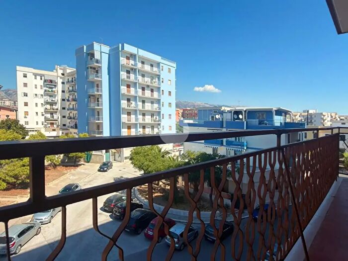 Appartamento con 6 locali in vendita in Via Ludovico Ariosto, Manfredonia