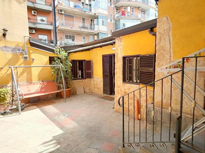 Appartamento trilocale in vendita in Via Calatabiano, Catania