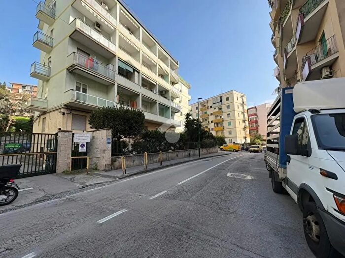 Appartamento trilocale in vendita in Via Consalvo, Napoli