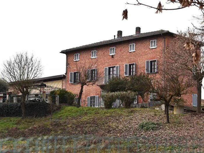 Casa con 8 locali in vendita in Via Giovanni Sodano, Isola DAsti