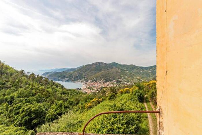 Casa con 6 locali in vendita in Località Mesco, Levanto