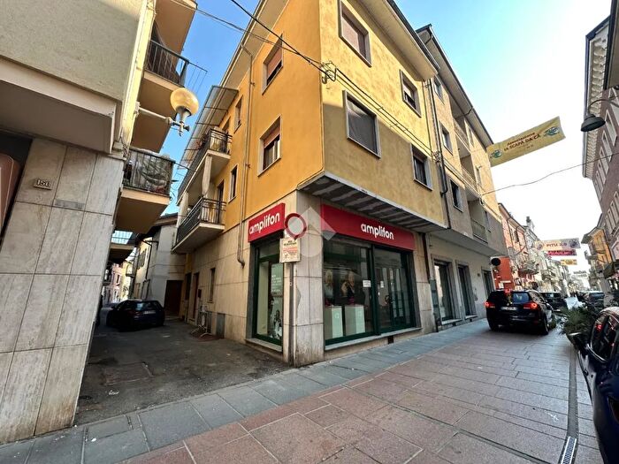 Appartamento con 8 locali in vendita in Via Guglielmo Oberdan, Santhia
