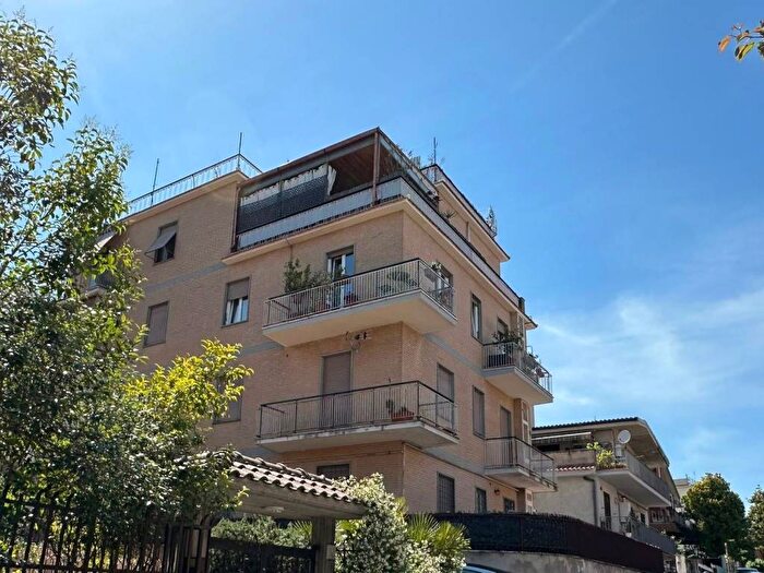 Appartamento trilocale in affitto in Via Montasola, Tomba di Nerone, Roma