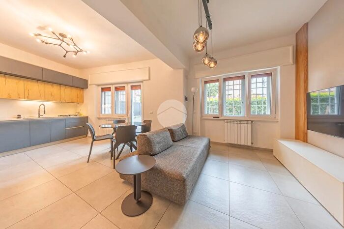 Appartamento trilocale in vendita in Via Squillace, Roma