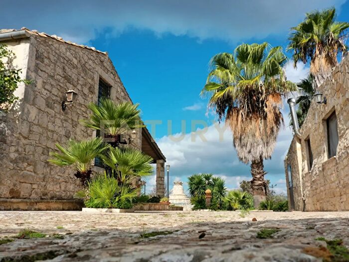 Casa con 12 locali in vendita in Ctr Pirato Cava Maria, Modica