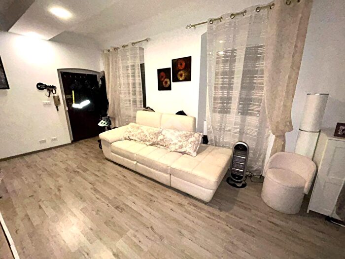 Appartamento bilocale in vendita in Via Varenna, Genova