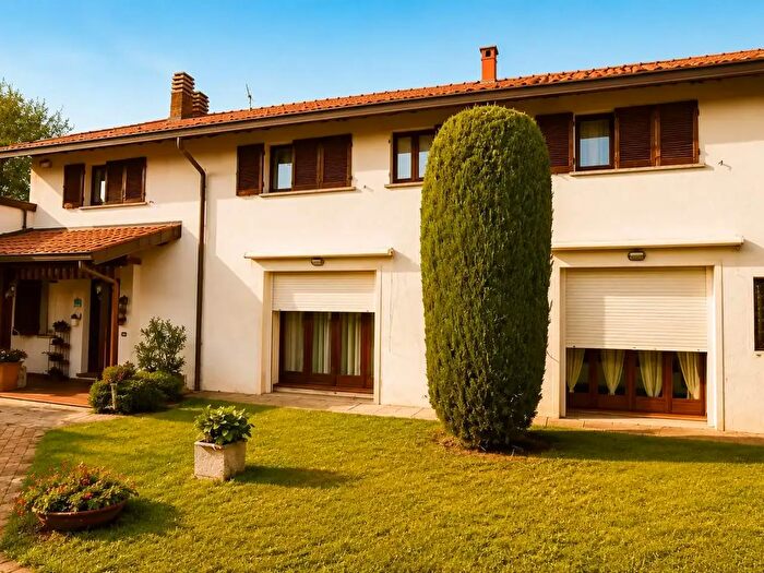 Casa con 9 locali in vendita in Via Mazzini, Ceriano Laghetto
