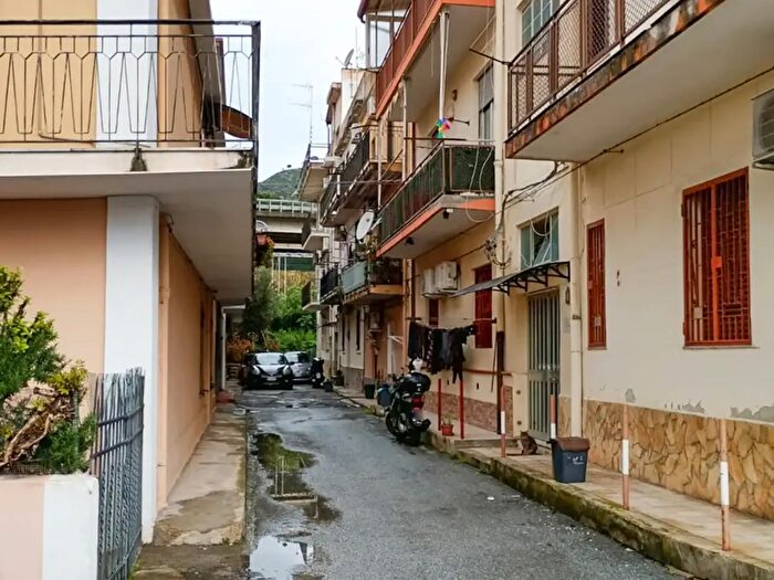 Appartamento quadrilocale in vendita in Vico Giovanni La Macchia, Messina