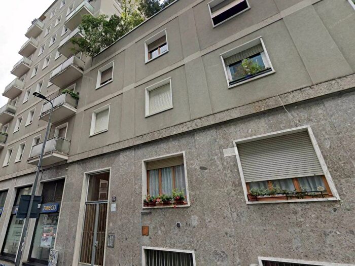 Appartamento trilocale in affitto in Via Cola Montano, Isola, Milano