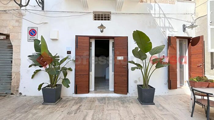 Casa quadrilocale in vendita in Via Cavaliere, Monopoli