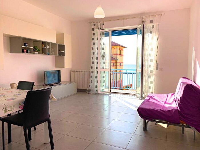 Appartamento trilocale in affitto in Corso Italia, Centro, San Vincenzo