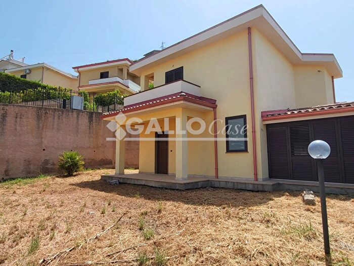 Casa quadrilocale in vendita in Contrada Fragalleto Diamante, Diamante