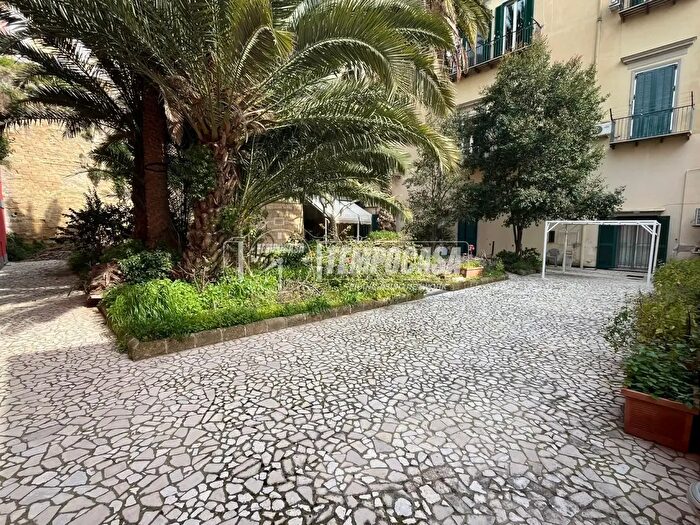 Appartamento con 5 locali in vendita in Corso Vittorio Emanuele, Napoli