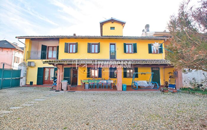 Casa con 6 locali in vendita in Stroppiana