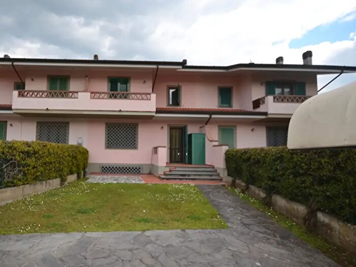 Casa con 8 locali in vendita in Pietrasanta