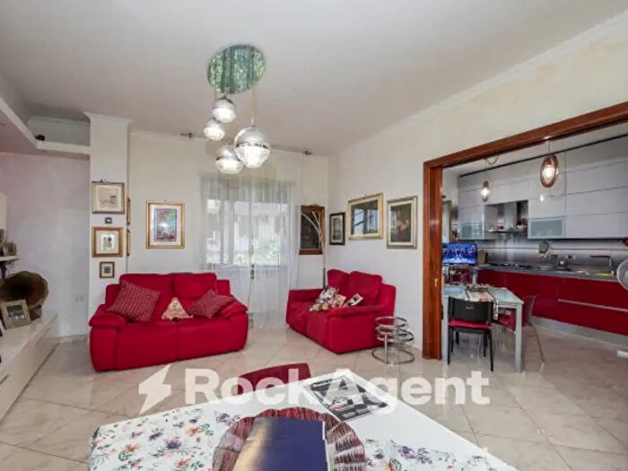 Appartamento con 5 locali in vendita in Via Aquilonia, Roma