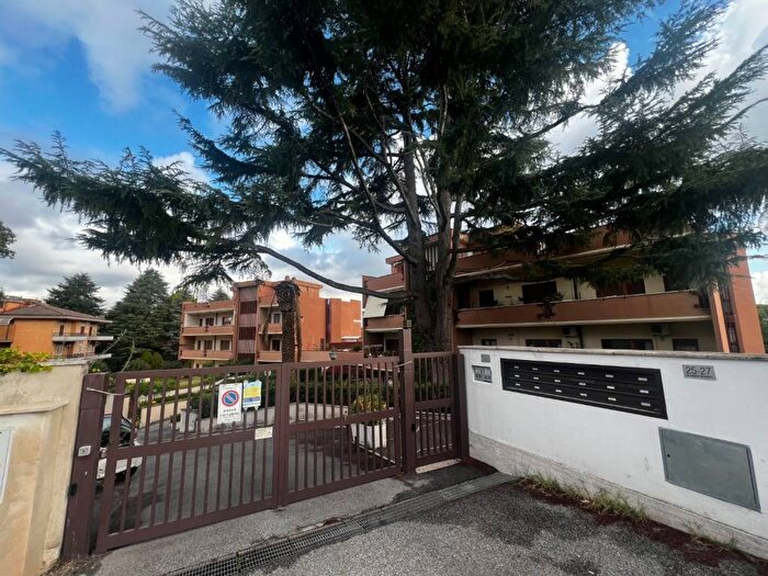 Appartamento quadrilocale in affitto in Via Lorenzo Brosadola, Mostacciano, Roma