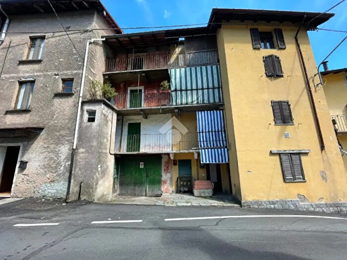 Casa trilocale in vendita in Piazza della Chiesa, Bisuschio