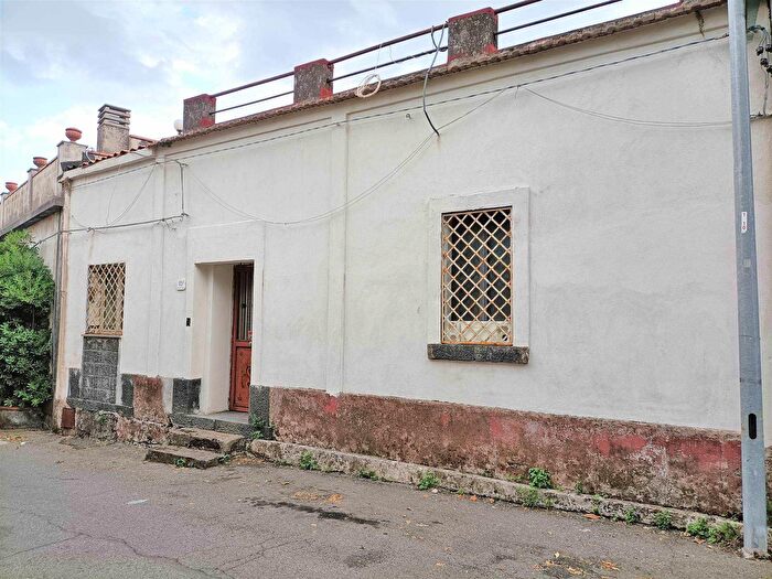 Casa bilocale in vendita in Via Vecchia Sarro, Zafferana Etnea
