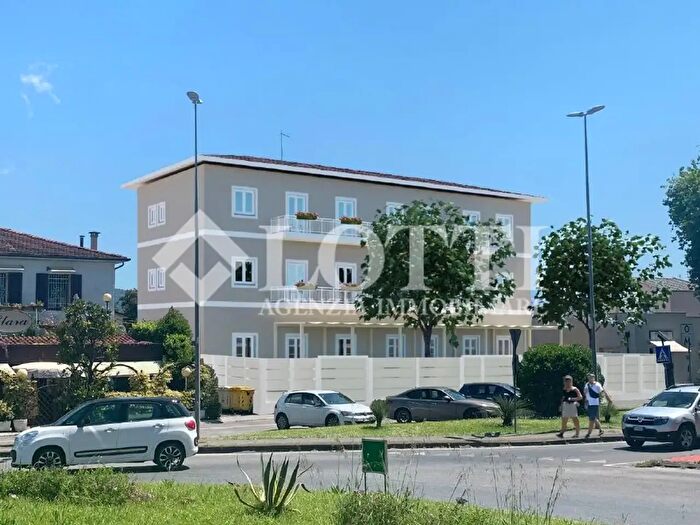 Appartamento trilocale in vendita in Camaiore