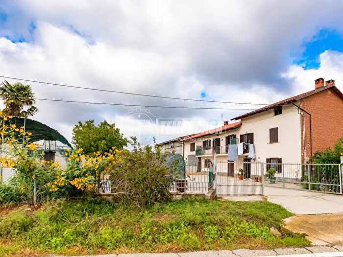 Casa con 7 locali in vendita in Via Santo Stefano Roero, Pralormo