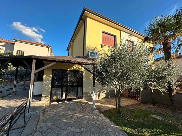 Casa con 9 locali in vendita in Via XXV Aprile, Gualdo Tadino